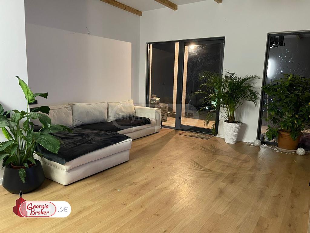 იყიდება ახალი გარემონტებული 5 ოთახიანი სახლი