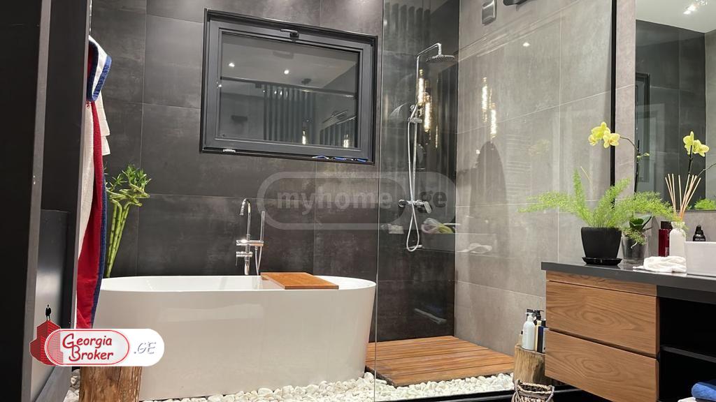 იყიდება ახალი გარემონტებული 5 ოთახიანი სახლი