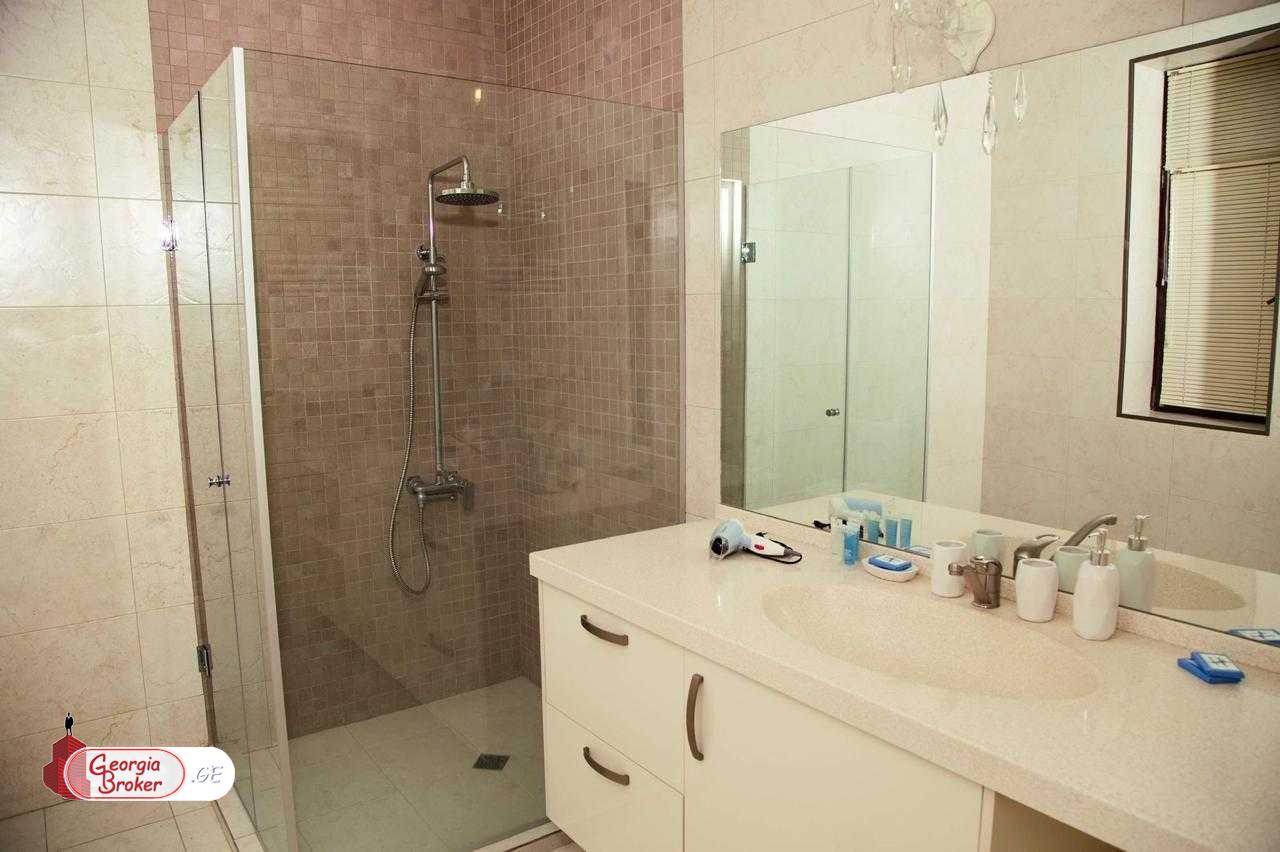 იყიდება ახალი გარემონტებული 9 ოთახიანი სახლი