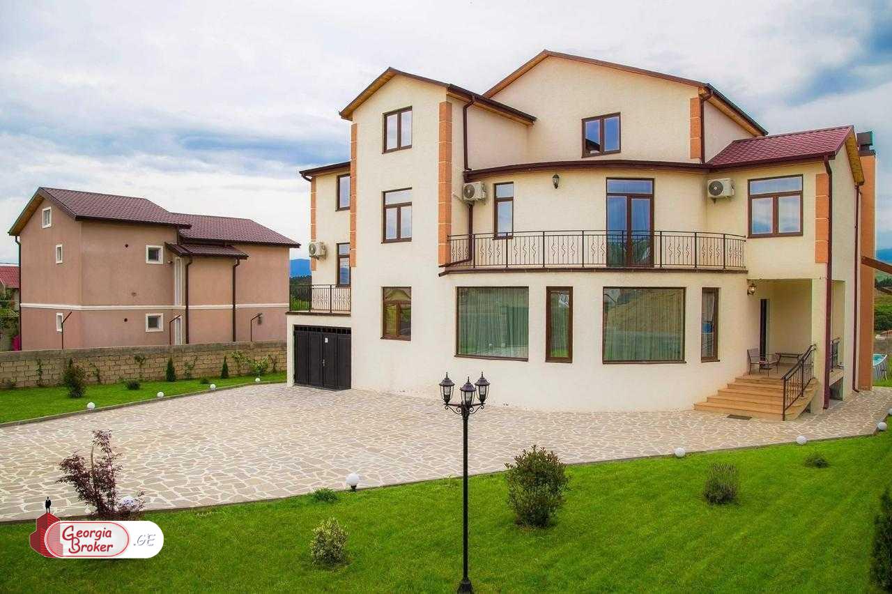 იყიდება ახალი გარემონტებული 9 ოთახიანი სახლი