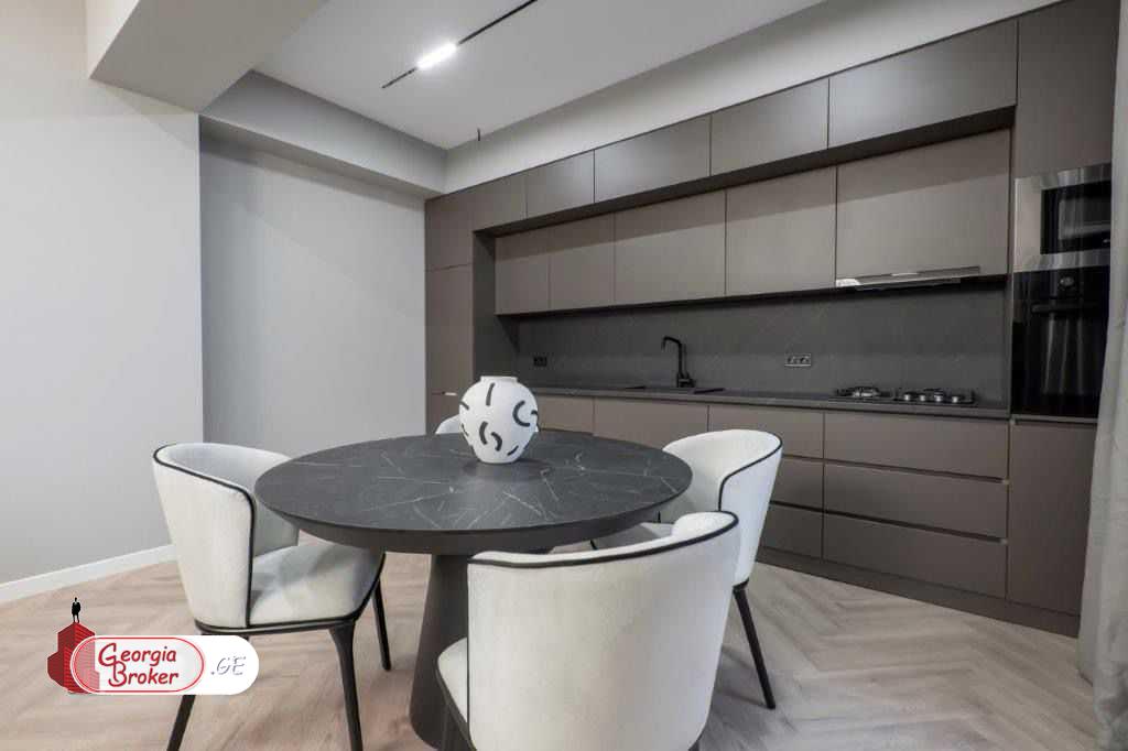 продается квартира с новым ремонтом 4-комнаты