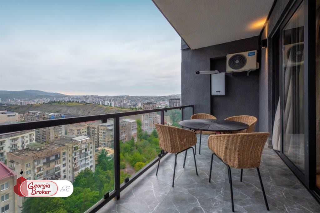 продается квартира с новым ремонтом 4-комнаты