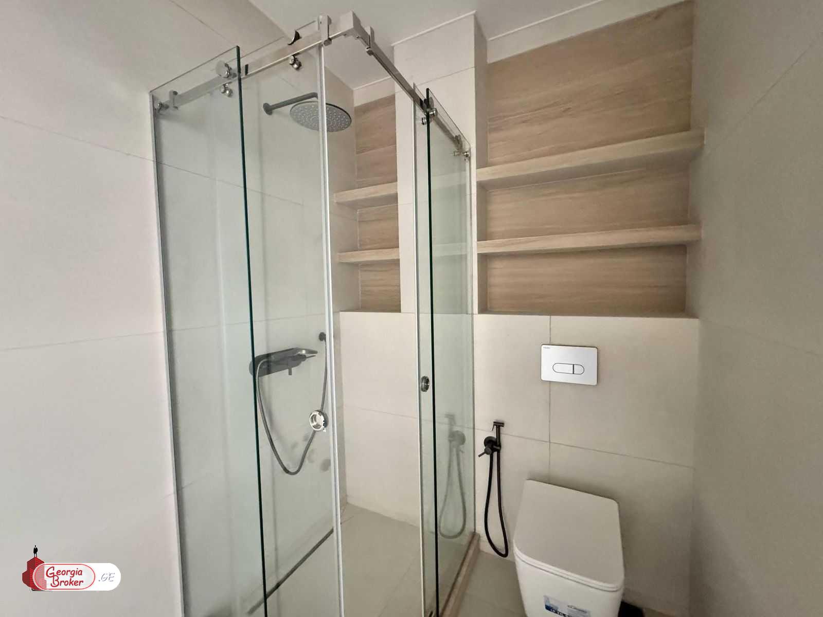 იყიდება ახალი გარემონტებული 4 ოთახიანი ბინა