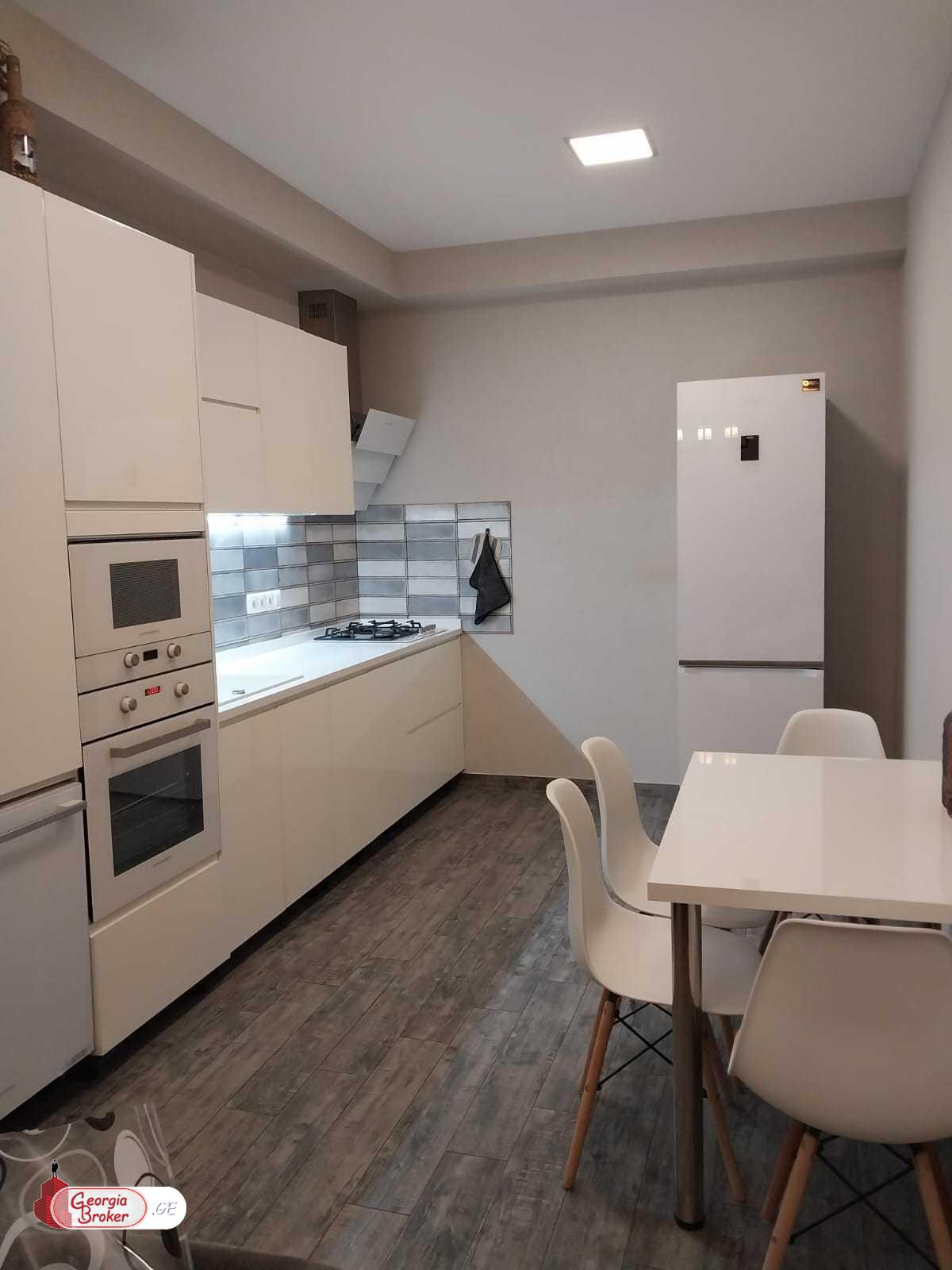 продается квартира с новым ремонтом 3-комнаты