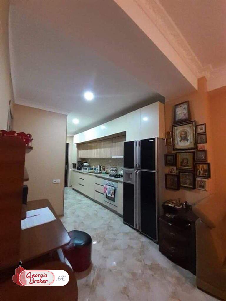 продается квартира с новым ремонтом 3-комнаты