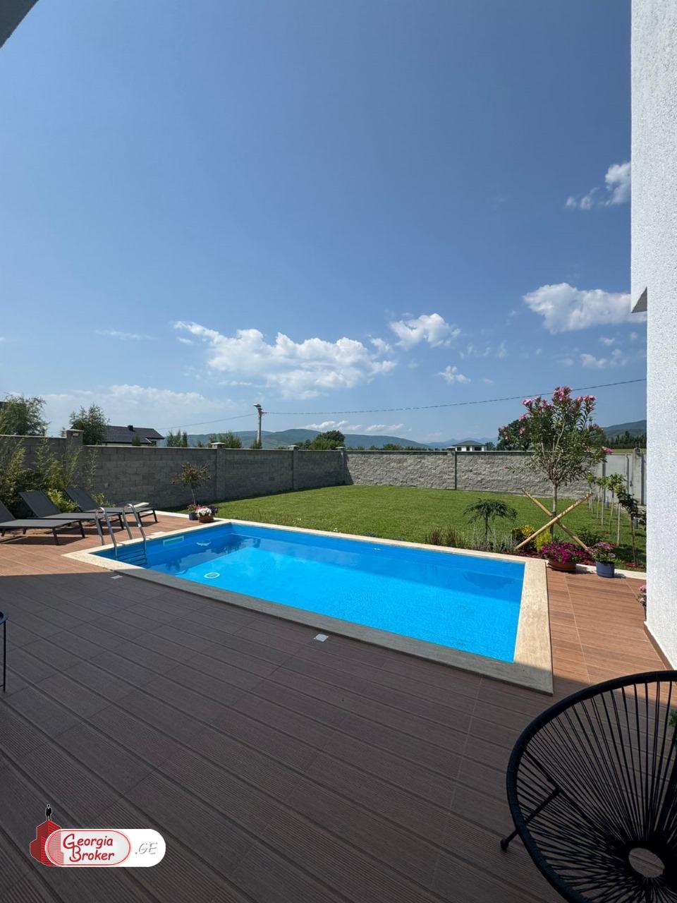 nearly repaired 8-room house for sale