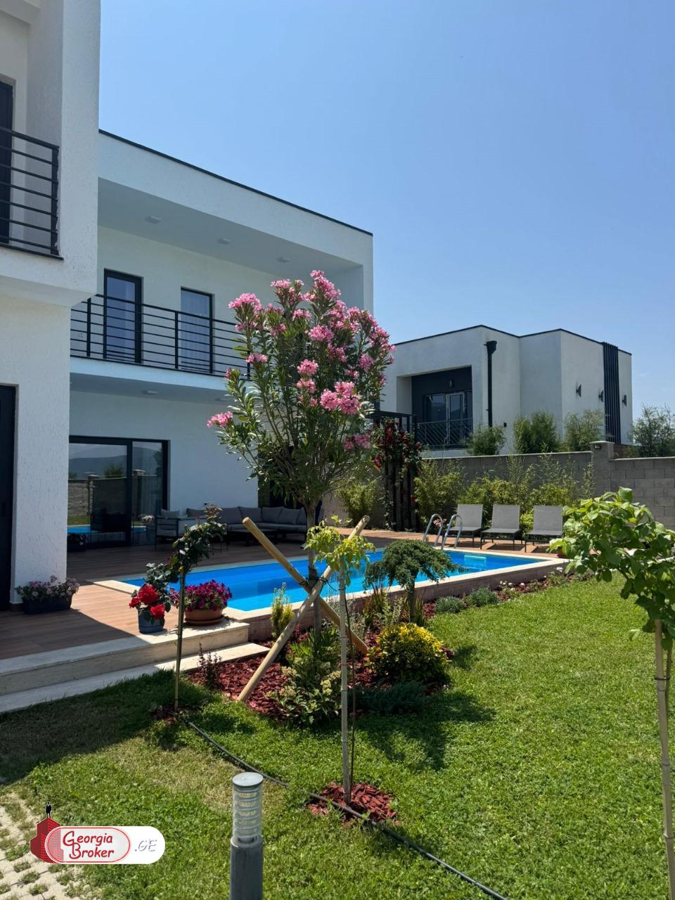 nearly repaired 8-room house for sale