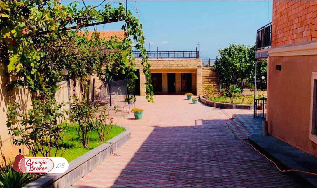 იყიდება ახალი გარემონტებული 11 ოთახიანი სახლი