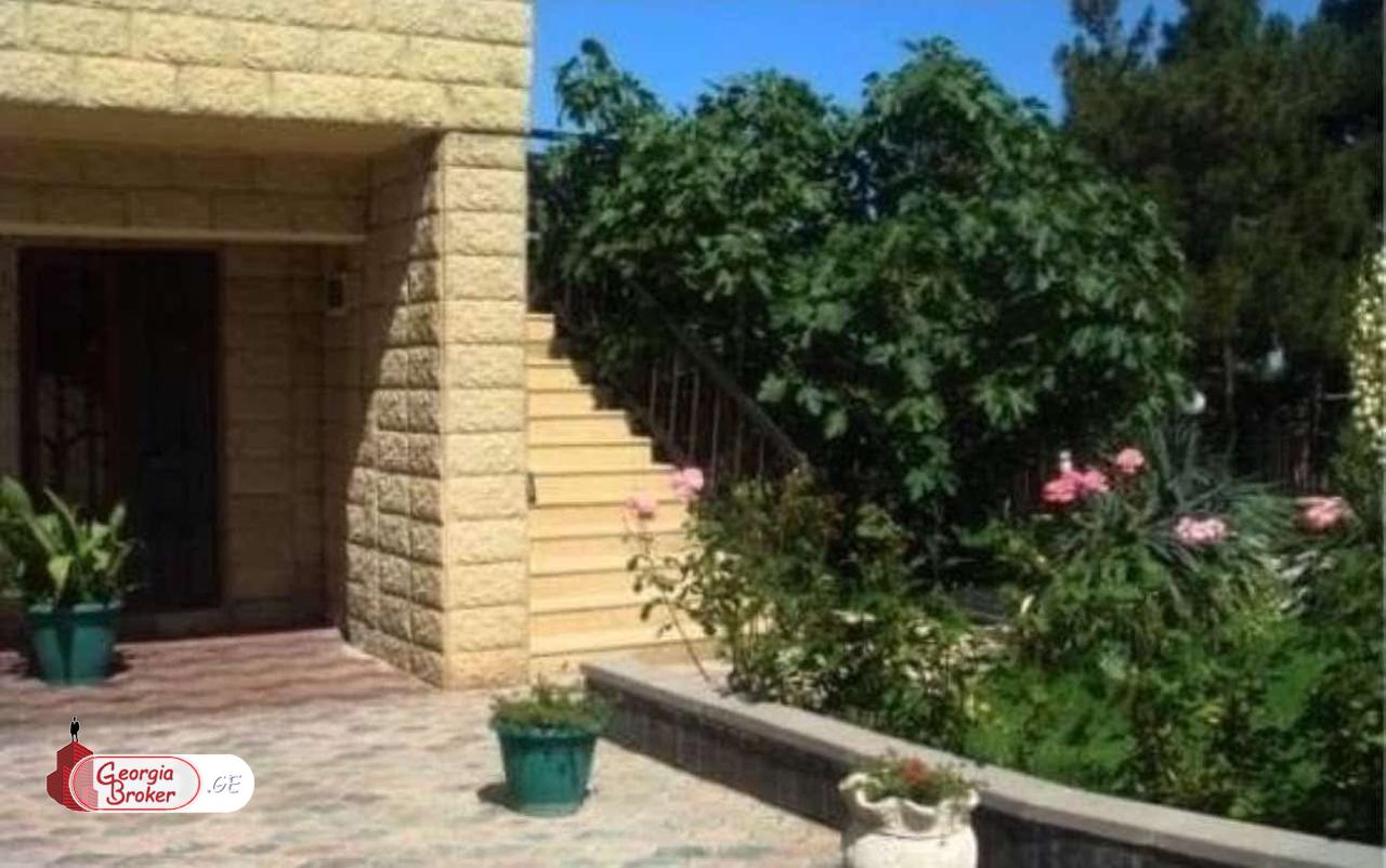 იყიდება ახალი გარემონტებული 11 ოთახიანი სახლი