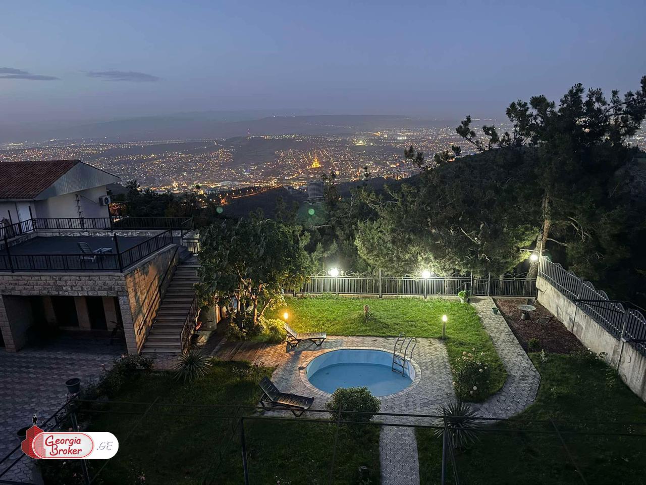 იყიდება ახალი გარემონტებული 11 ოთახიანი სახლი