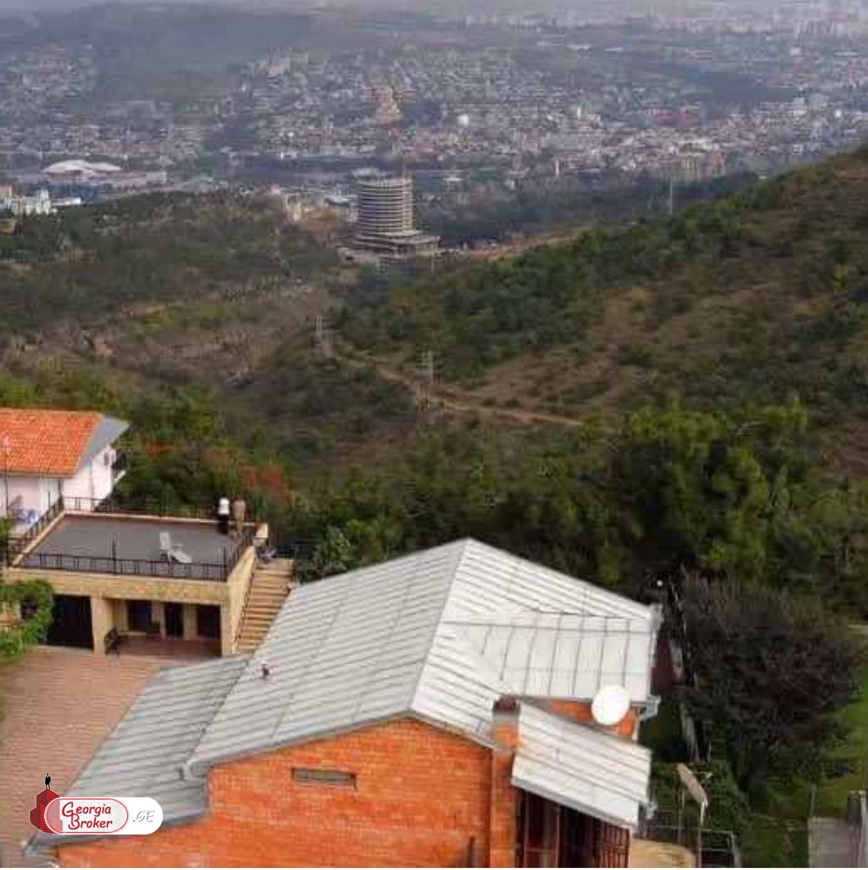 იყიდება ახალი გარემონტებული 11 ოთახიანი სახლი