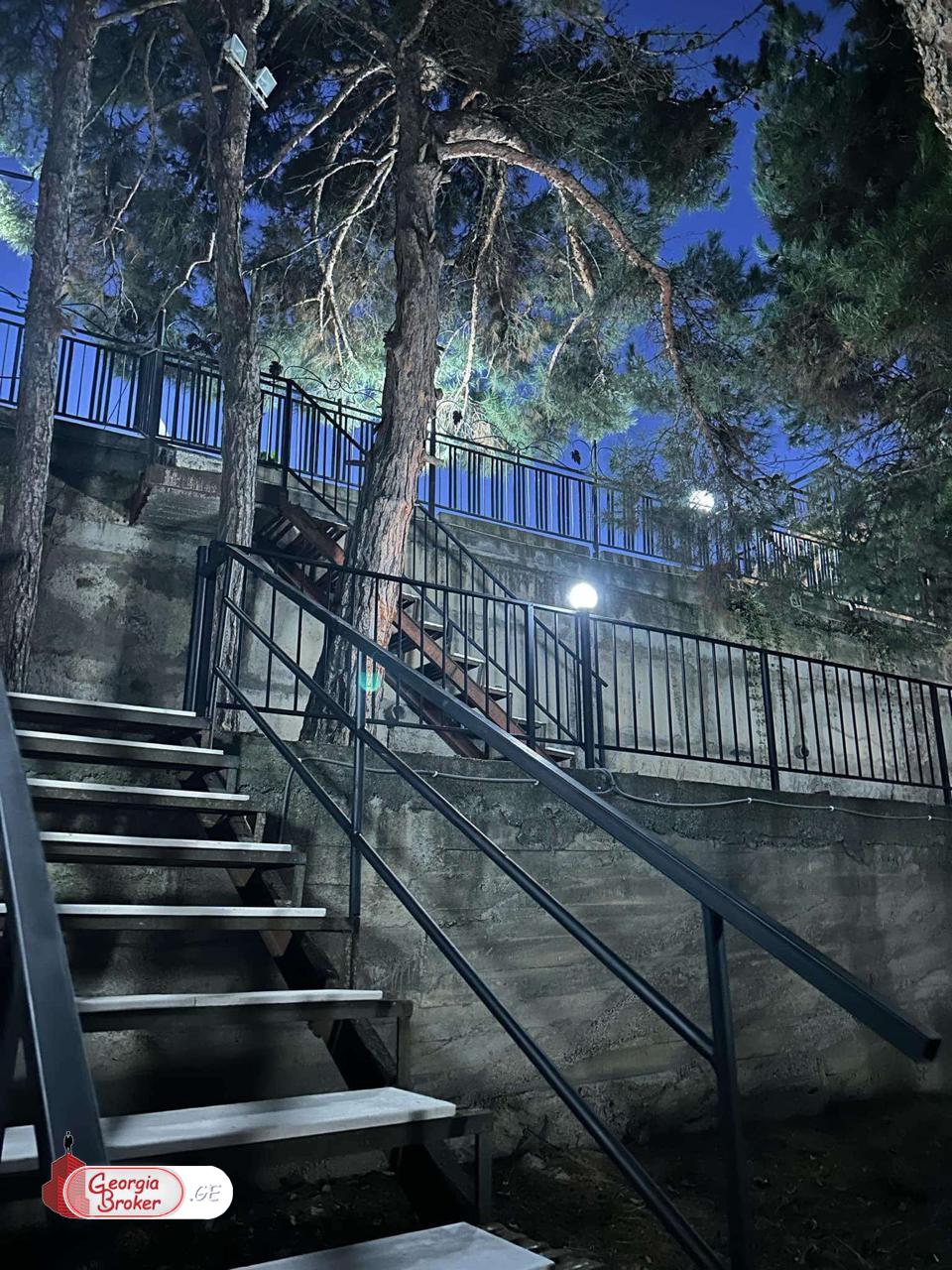 იყიდება ახალი გარემონტებული 11 ოთახიანი სახლი