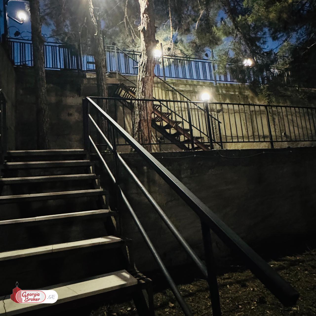 იყიდება ახალი გარემონტებული 11 ოთახიანი სახლი