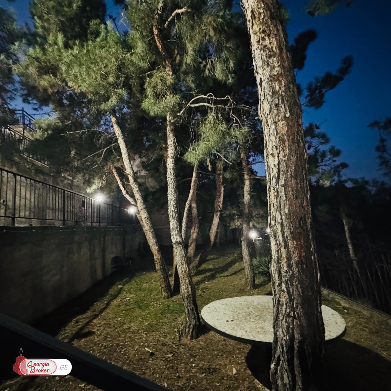 იყიდება ახალი გარემონტებული 11 ოთახიანი სახლი