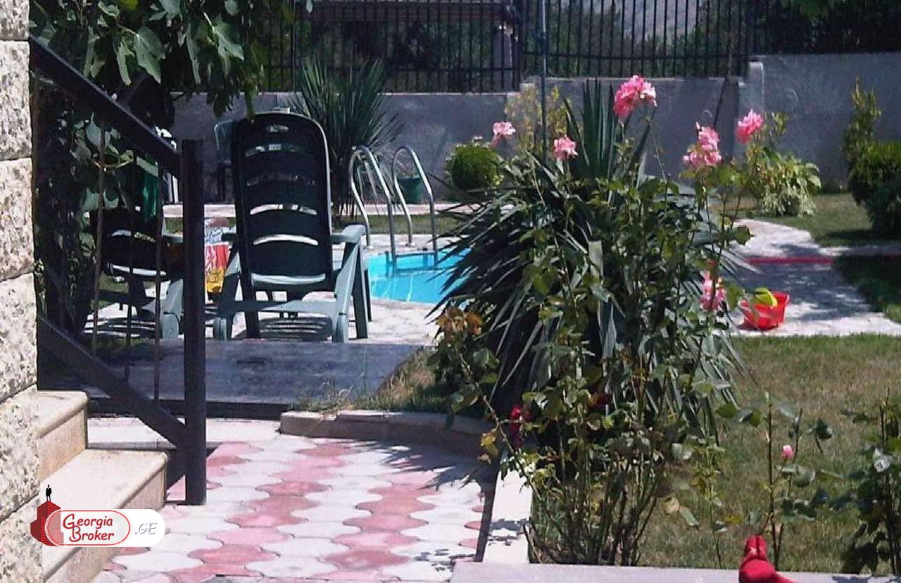 იყიდება ახალი გარემონტებული 11 ოთახიანი სახლი