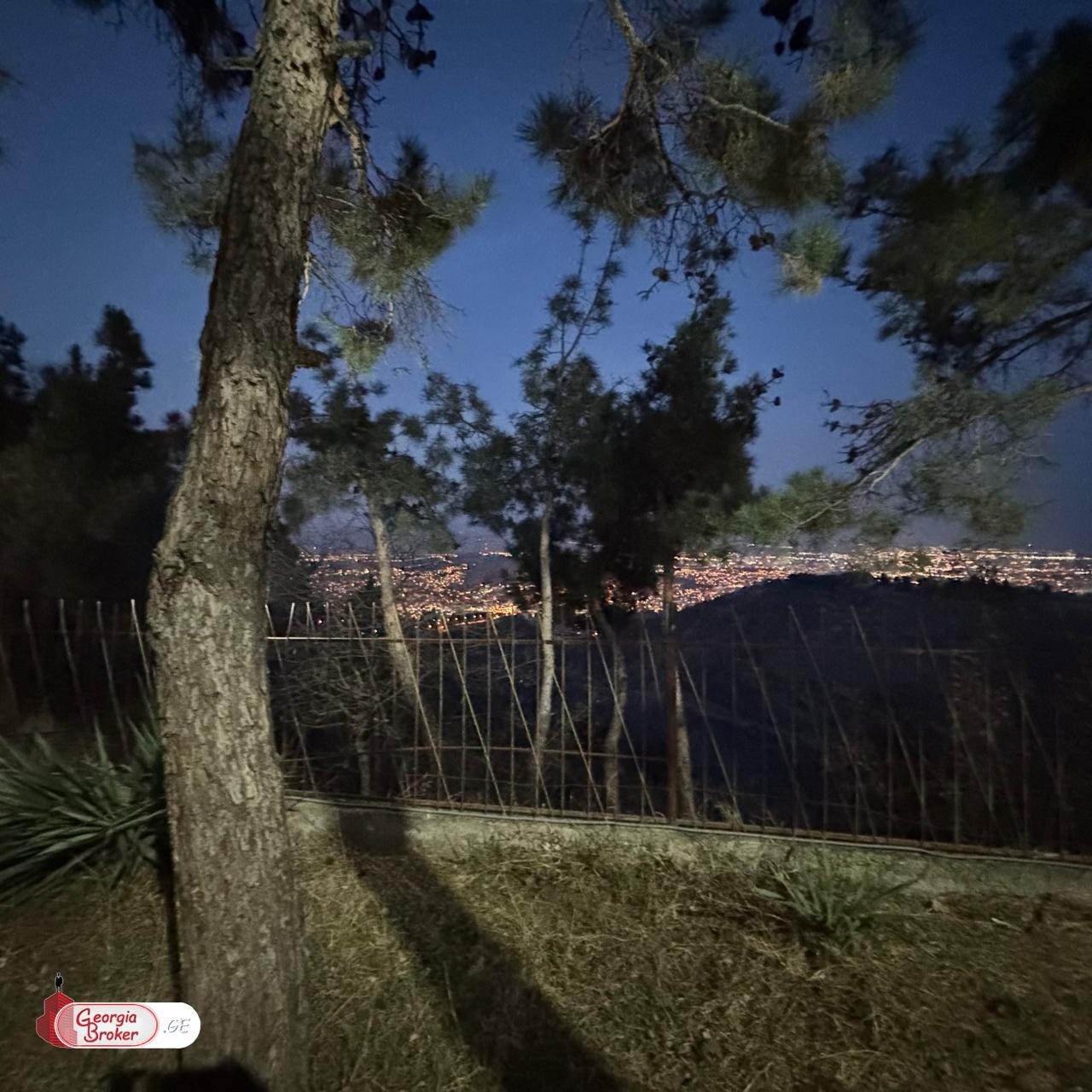 იყიდება ახალი გარემონტებული 11 ოთახიანი სახლი