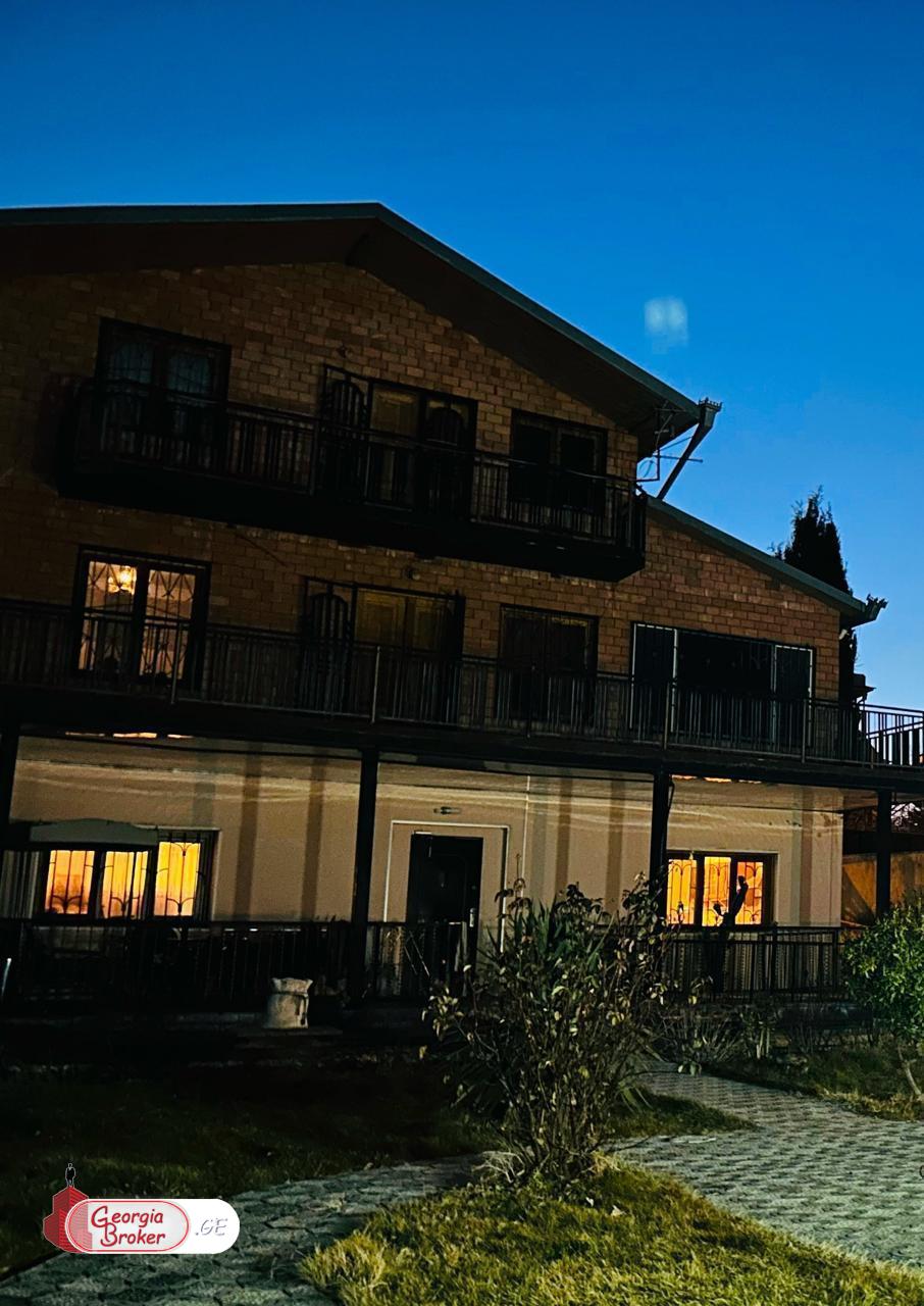 იყიდება ახალი გარემონტებული 11 ოთახიანი სახლი