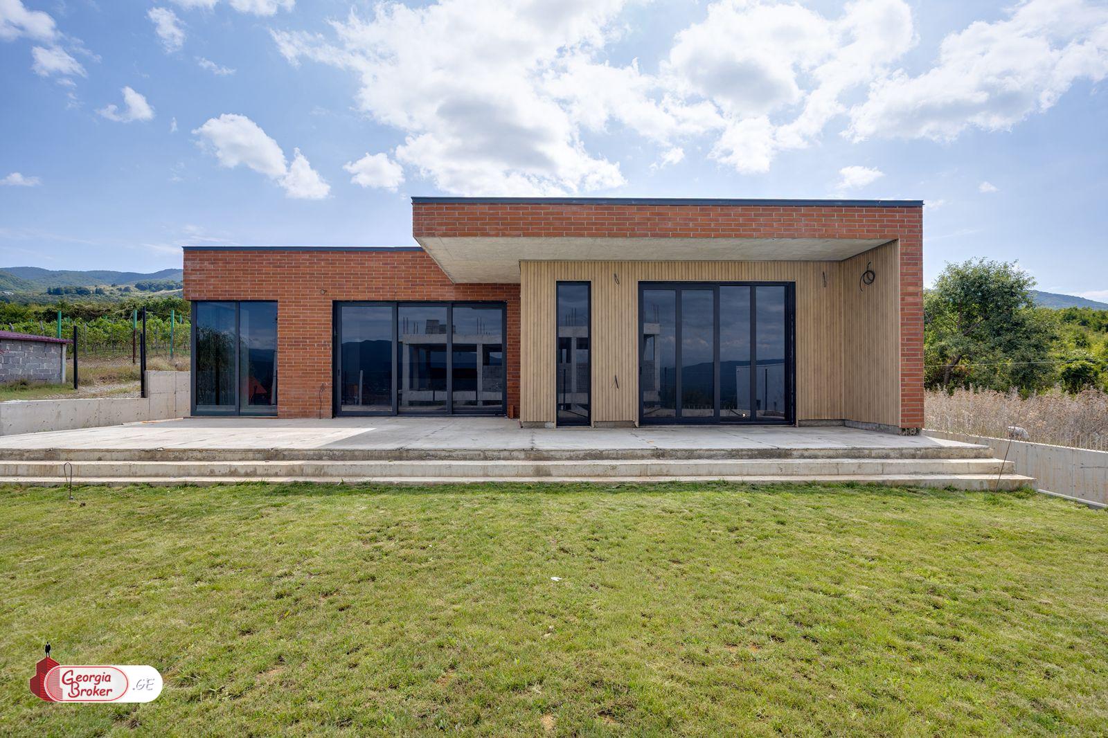 იყიდება ახალი გარემონტებული 5 ოთახიანი სახლი