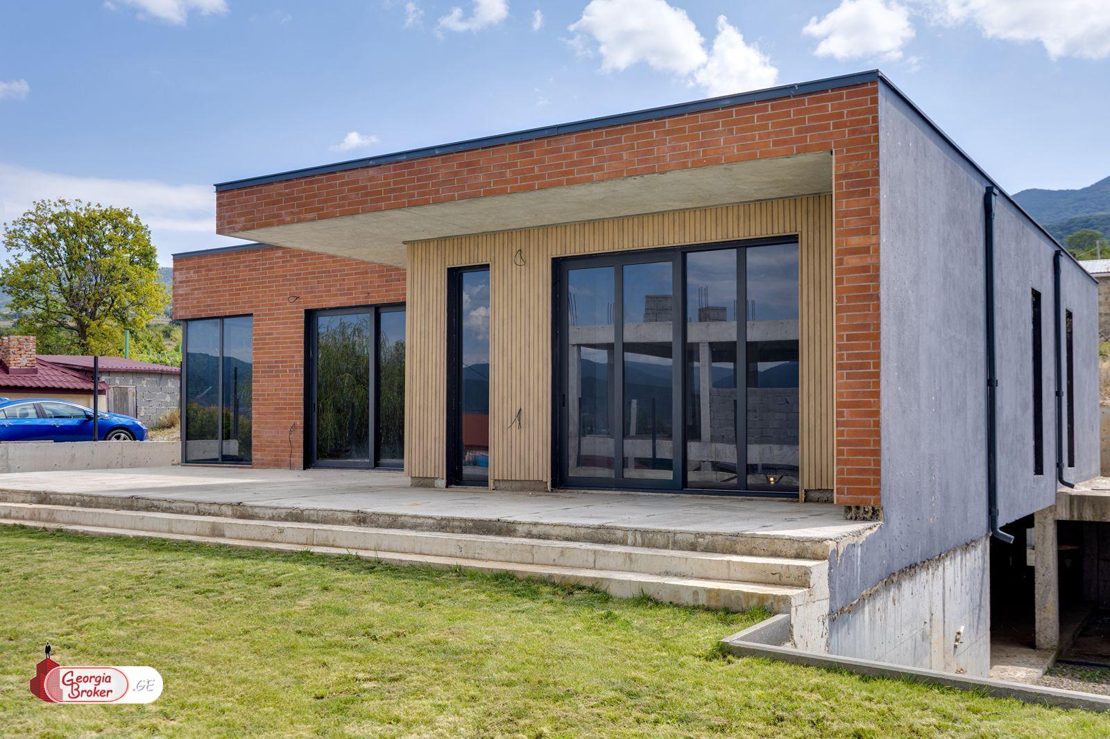 იყიდება ახალი გარემონტებული 5 ოთახიანი სახლი