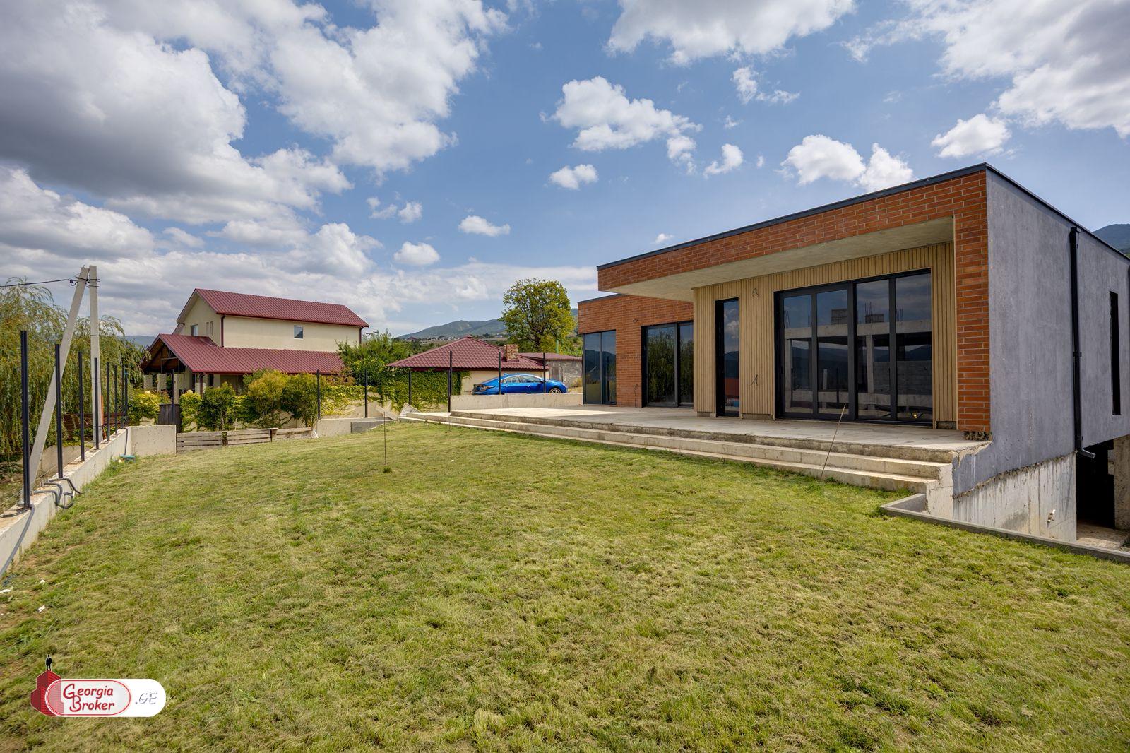 იყიდება ახალი გარემონტებული 5 ოთახიანი სახლი