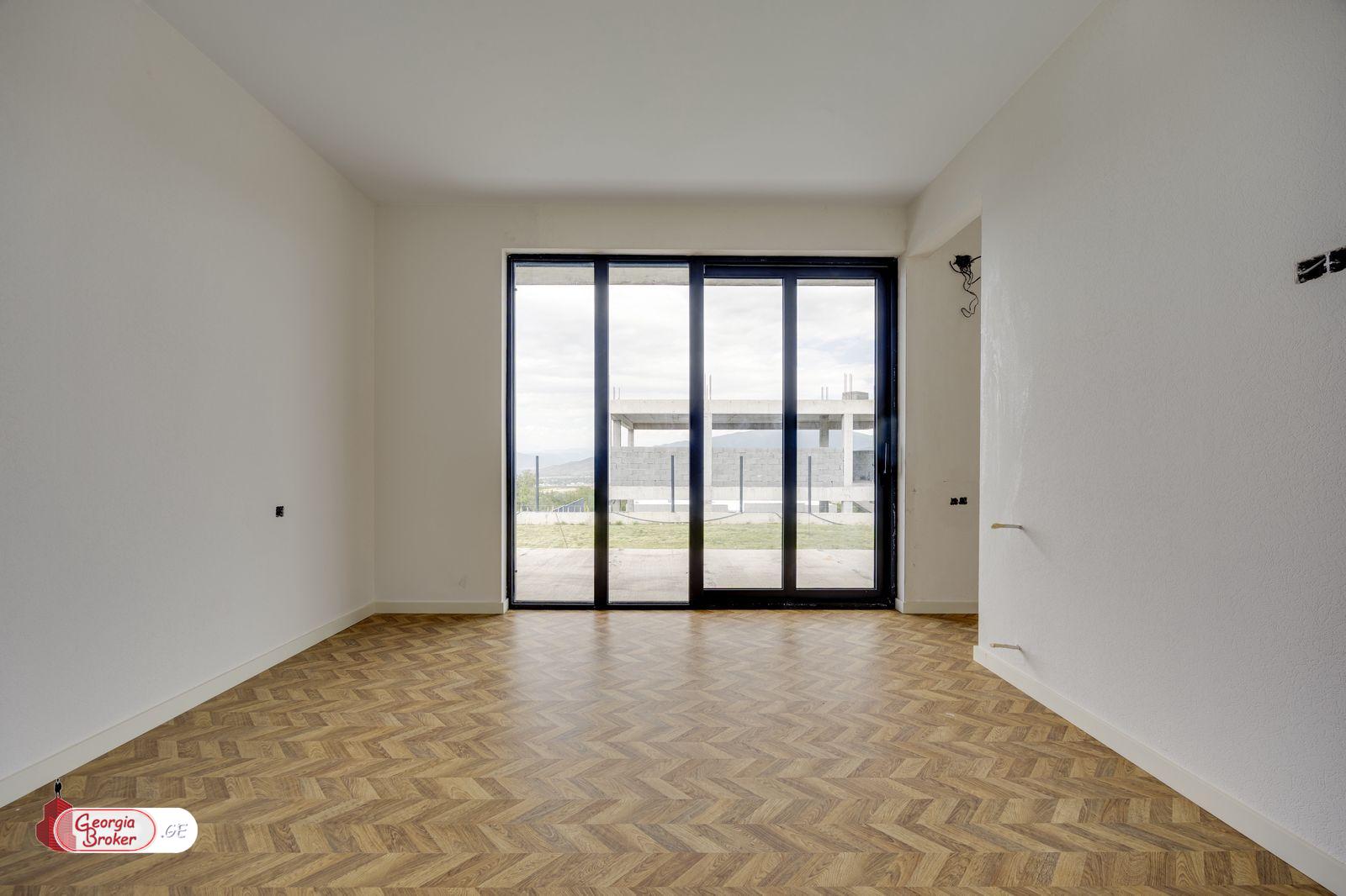 იყიდება ახალი გარემონტებული 5 ოთახიანი სახლი