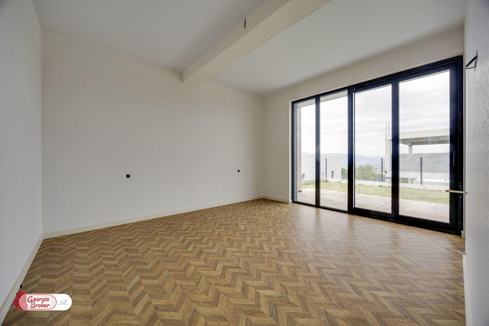 იყიდება ახალი გარემონტებული 5 ოთახიანი სახლი