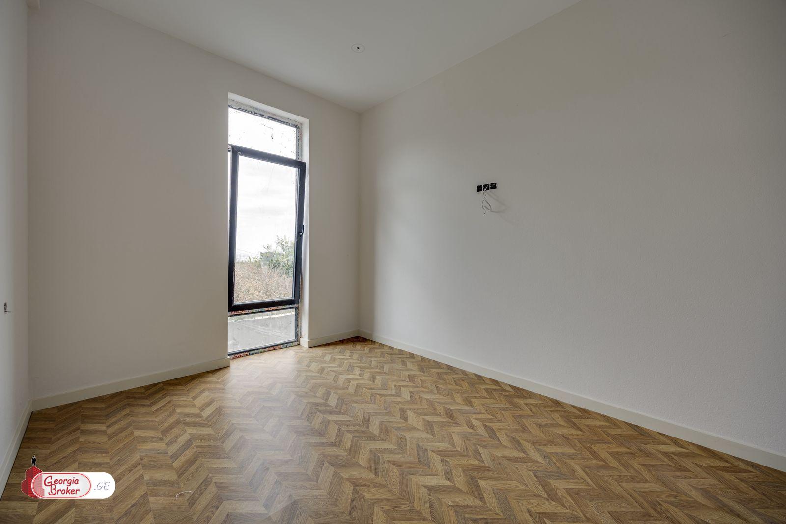 იყიდება ახალი გარემონტებული 5 ოთახიანი სახლი