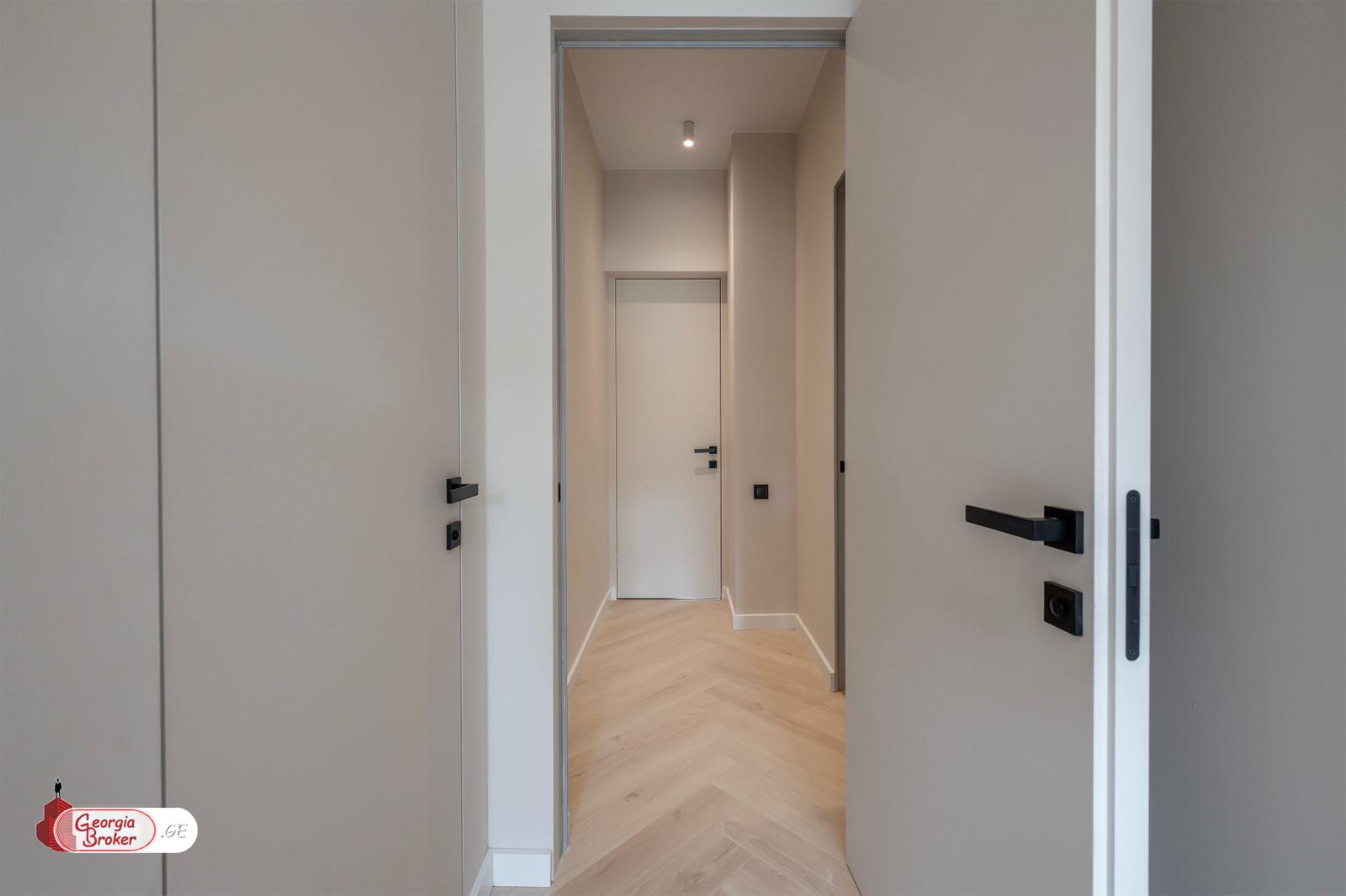 იყიდება ახალი გარემონტებული 5 ოთახიანი ბინა