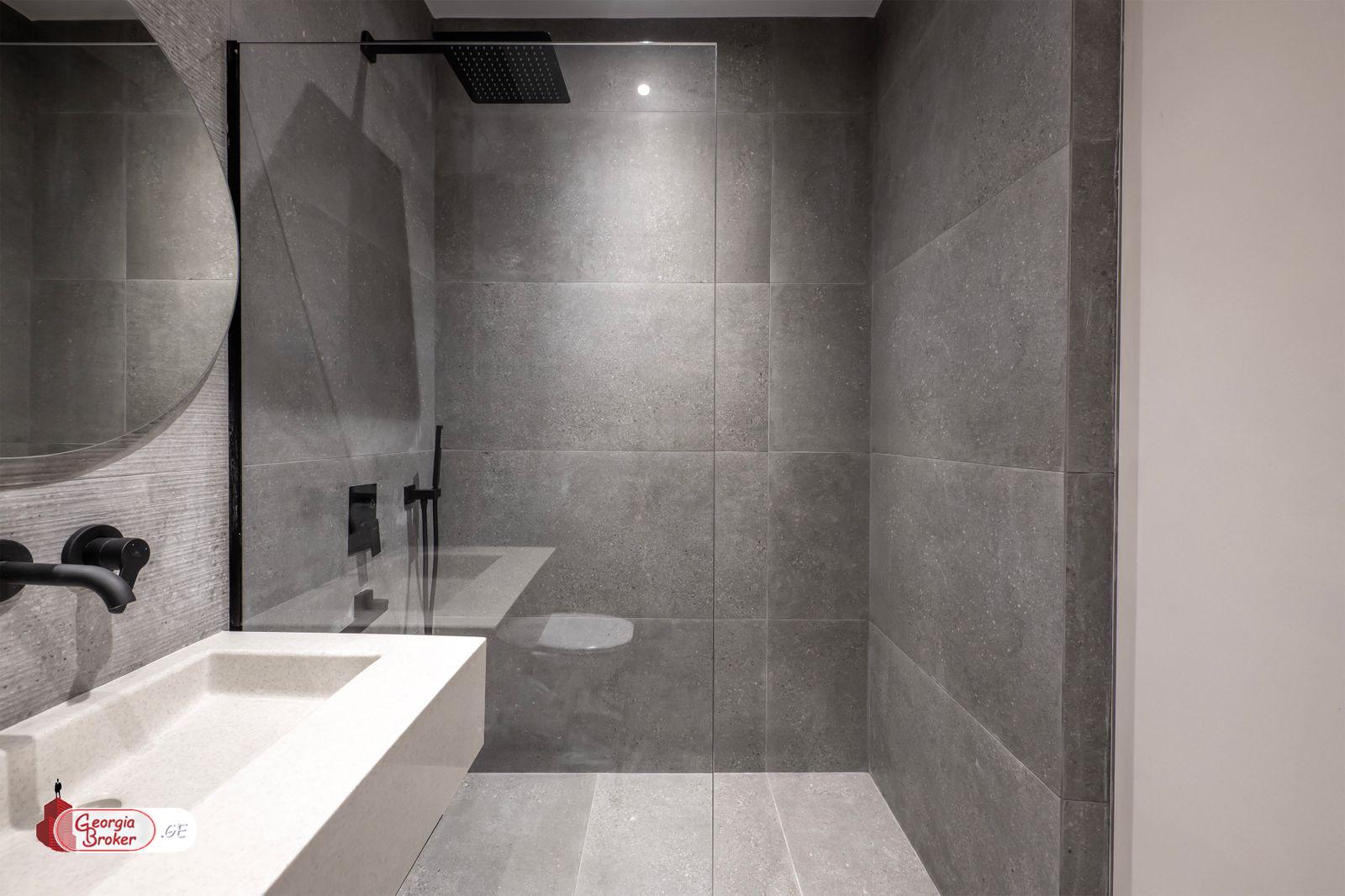 იყიდება ახალი გარემონტებული 5 ოთახიანი ბინა