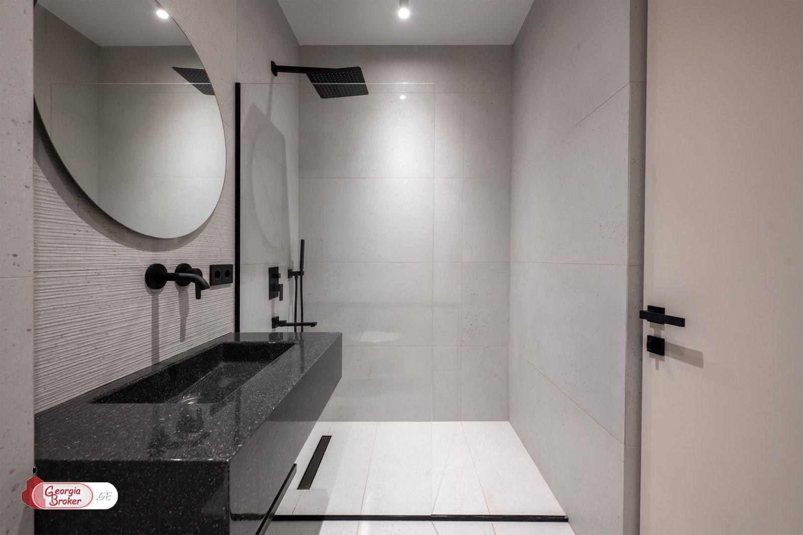 იყიდება ახალი გარემონტებული 5 ოთახიანი ბინა