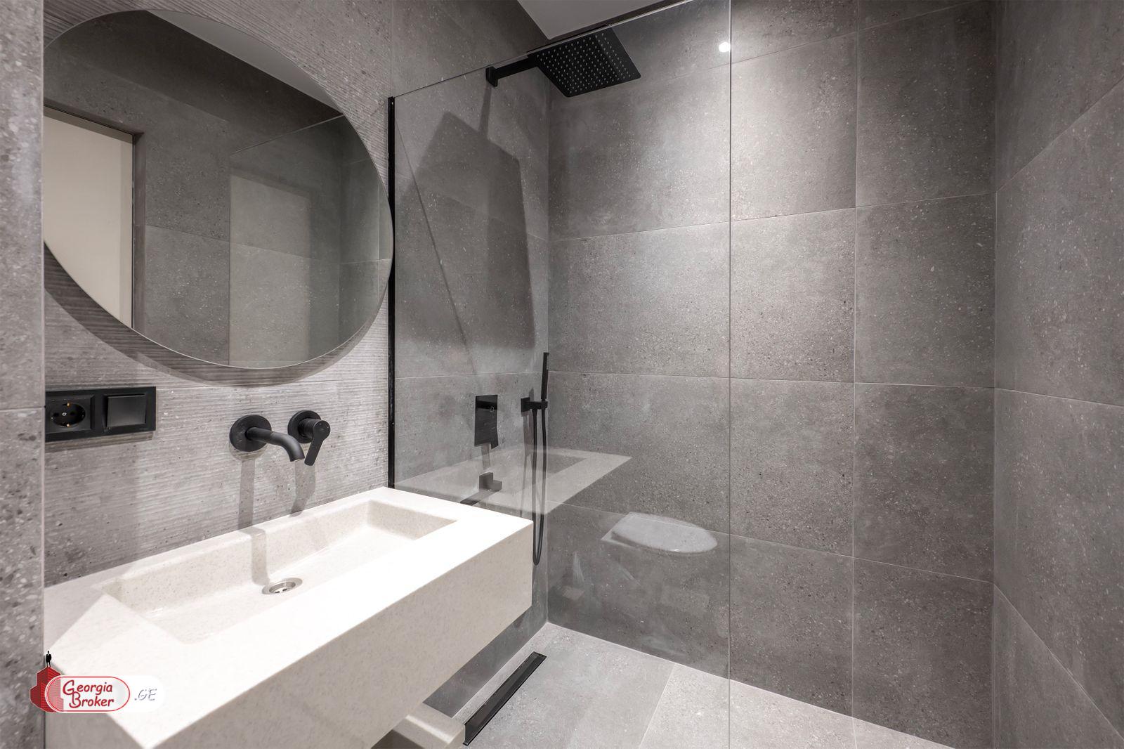 იყიდება ახალი გარემონტებული 5 ოთახიანი ბინა