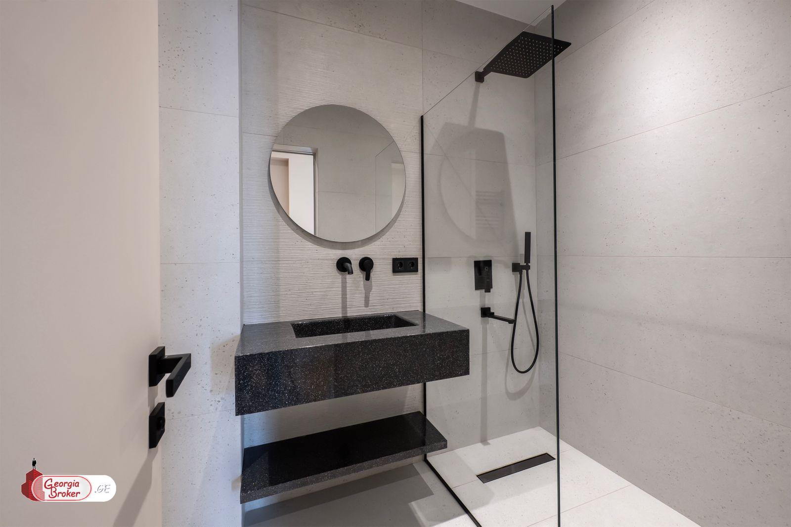 იყიდება ახალი გარემონტებული 5 ოთახიანი ბინა