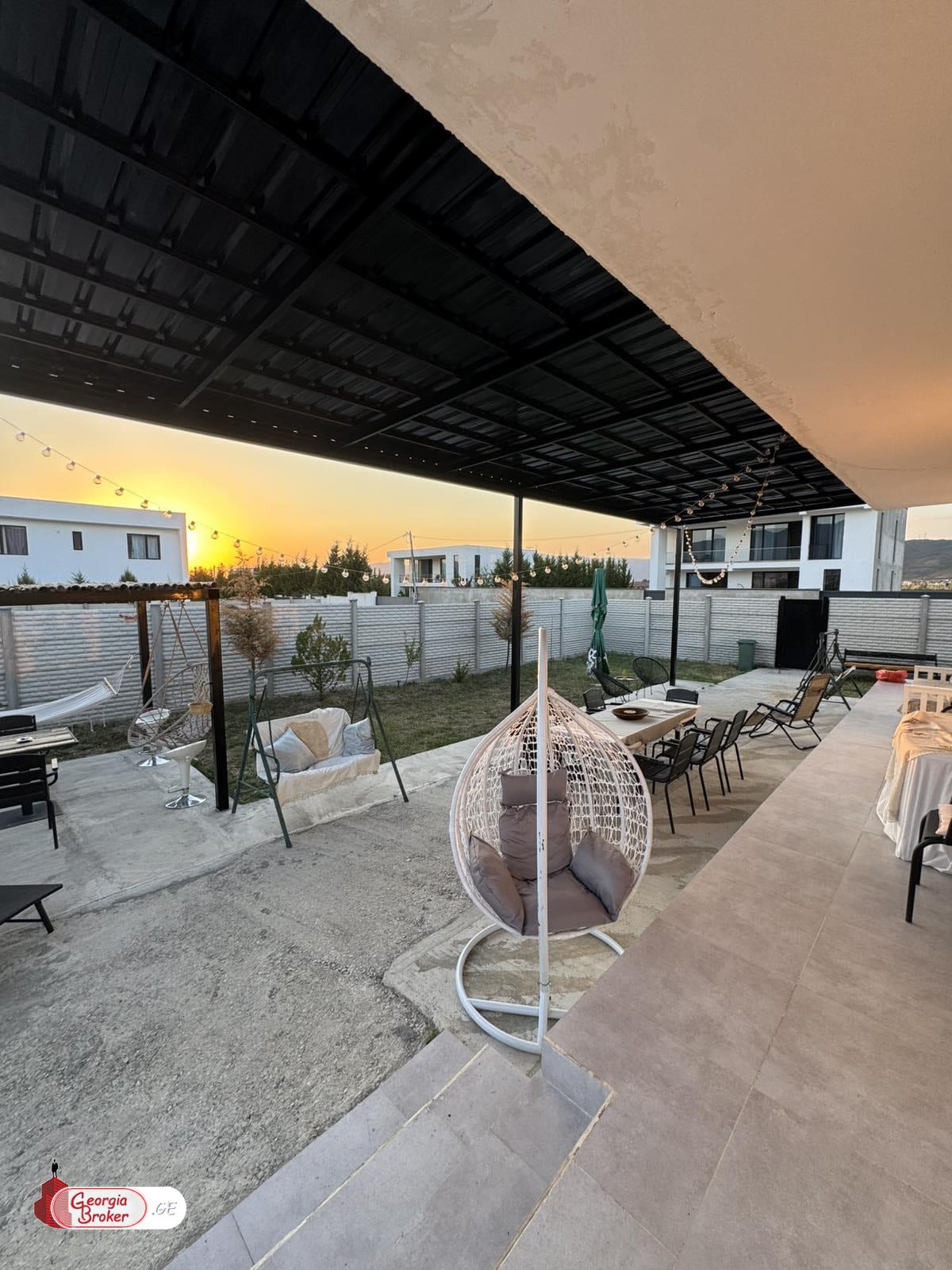 იყიდება ახალი გარემონტებული 5 ოთახიანი სახლი