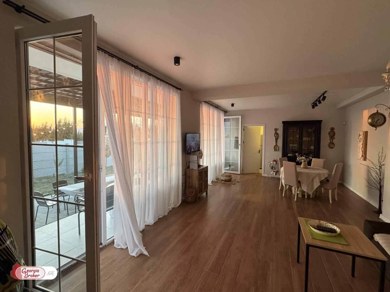 იყიდება ახალი გარემონტებული 5 ოთახიანი სახლი