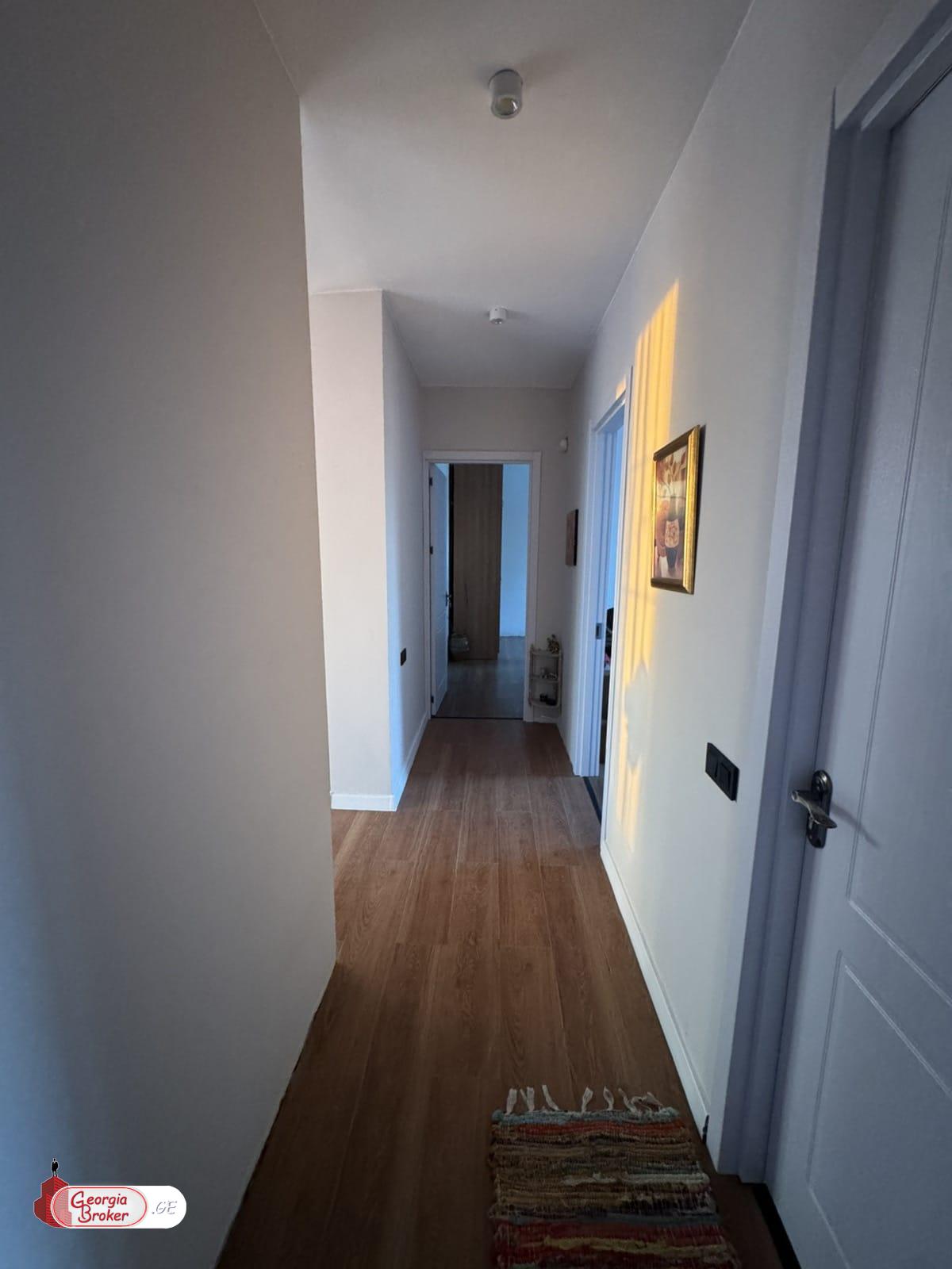 იყიდება ახალი გარემონტებული 5 ოთახიანი სახლი