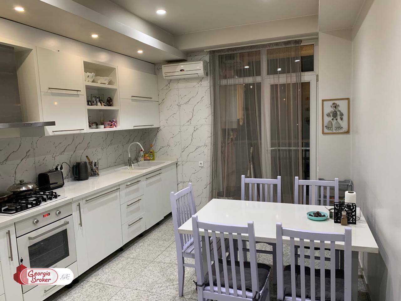 продается квартира с новым ремонтом 4-комнаты