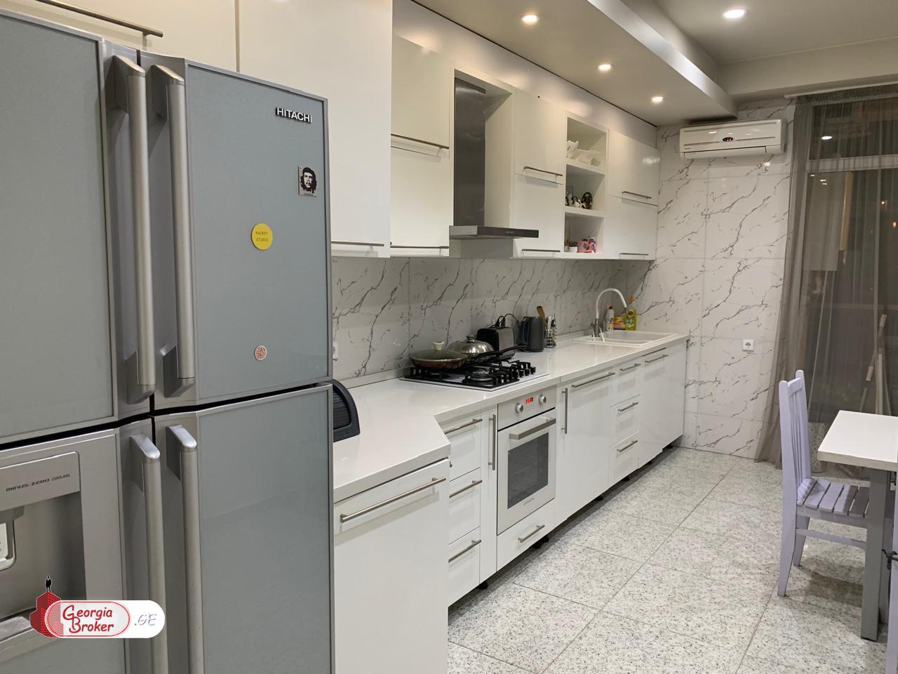 продается квартира с новым ремонтом 4-комнаты