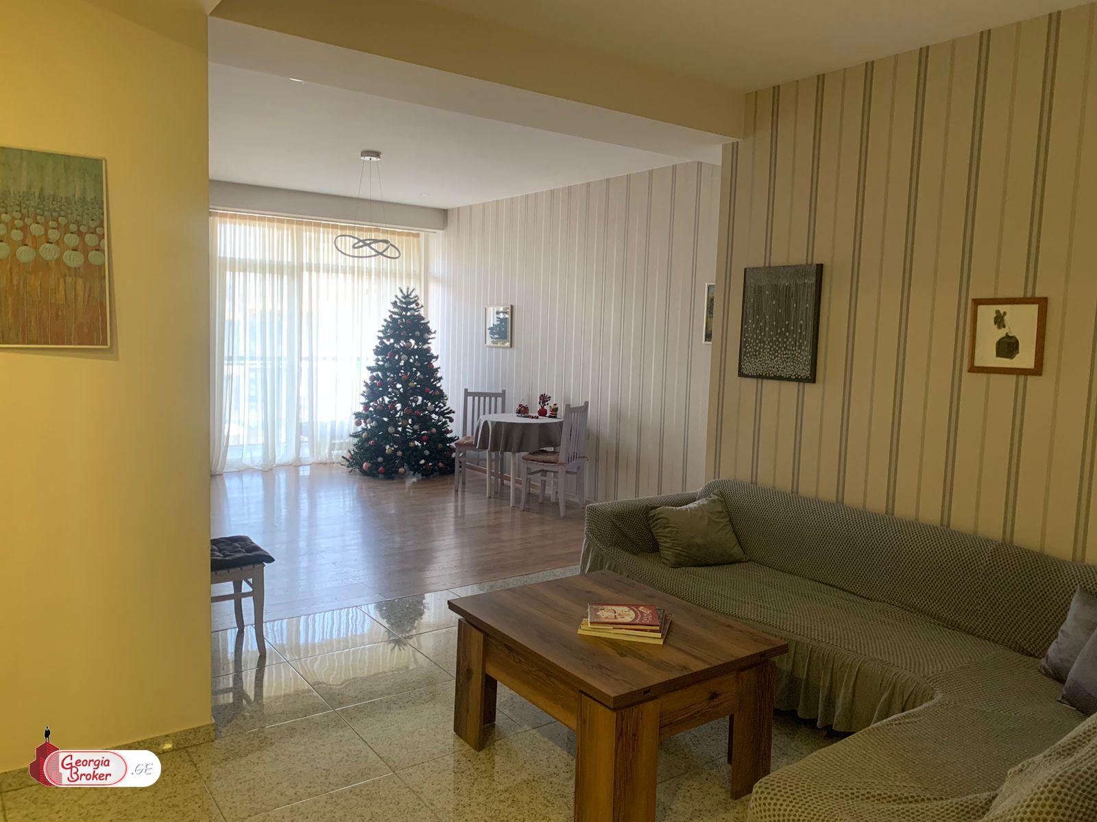 продается квартира с новым ремонтом 4-комнаты