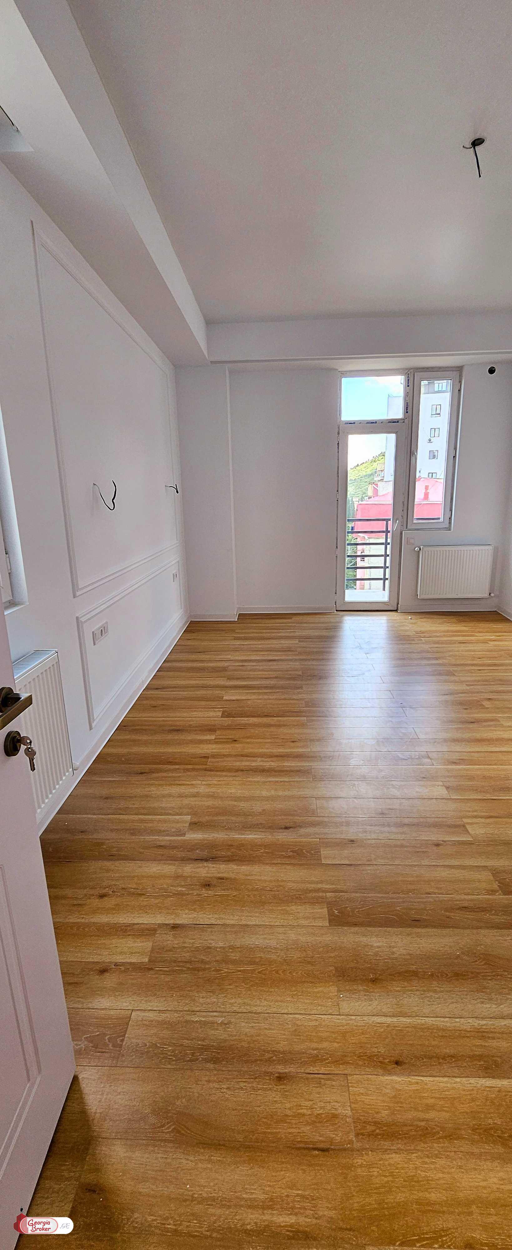 продается квартира с новым ремонтом 4-комнаты