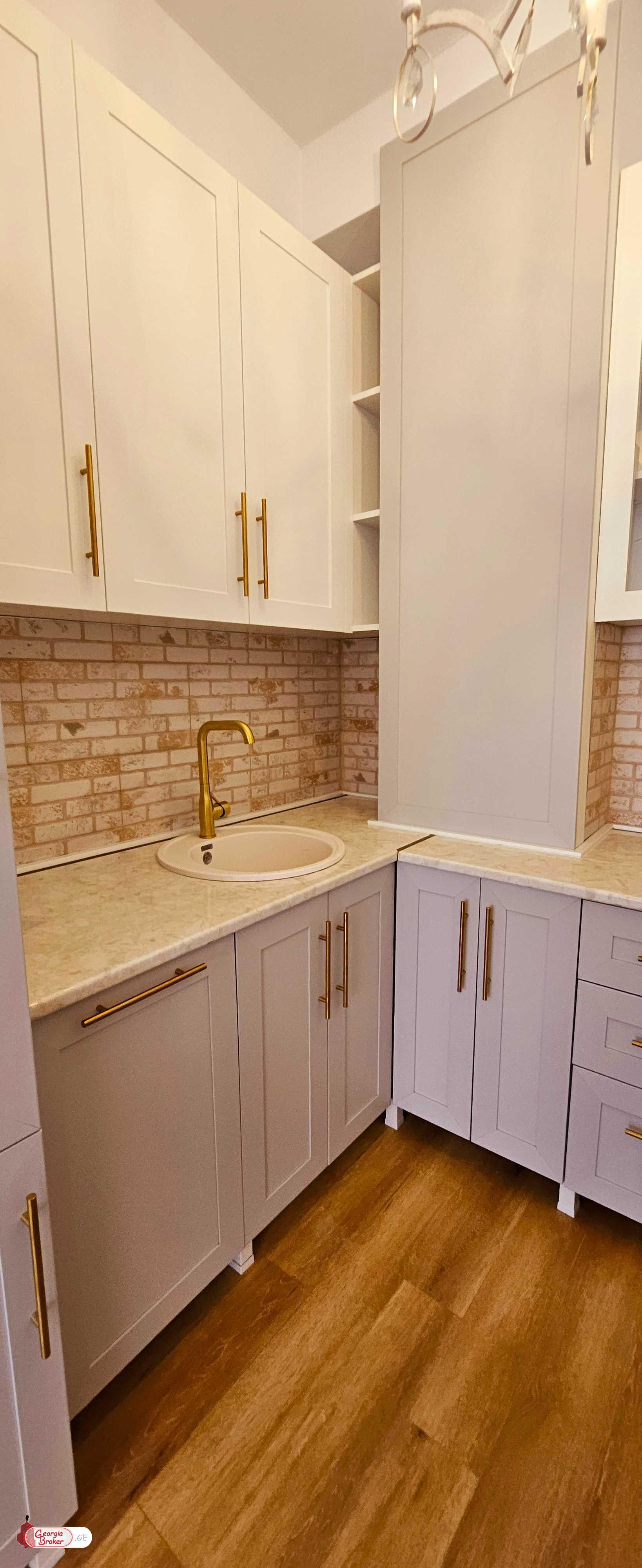 продается квартира с новым ремонтом 4-комнаты