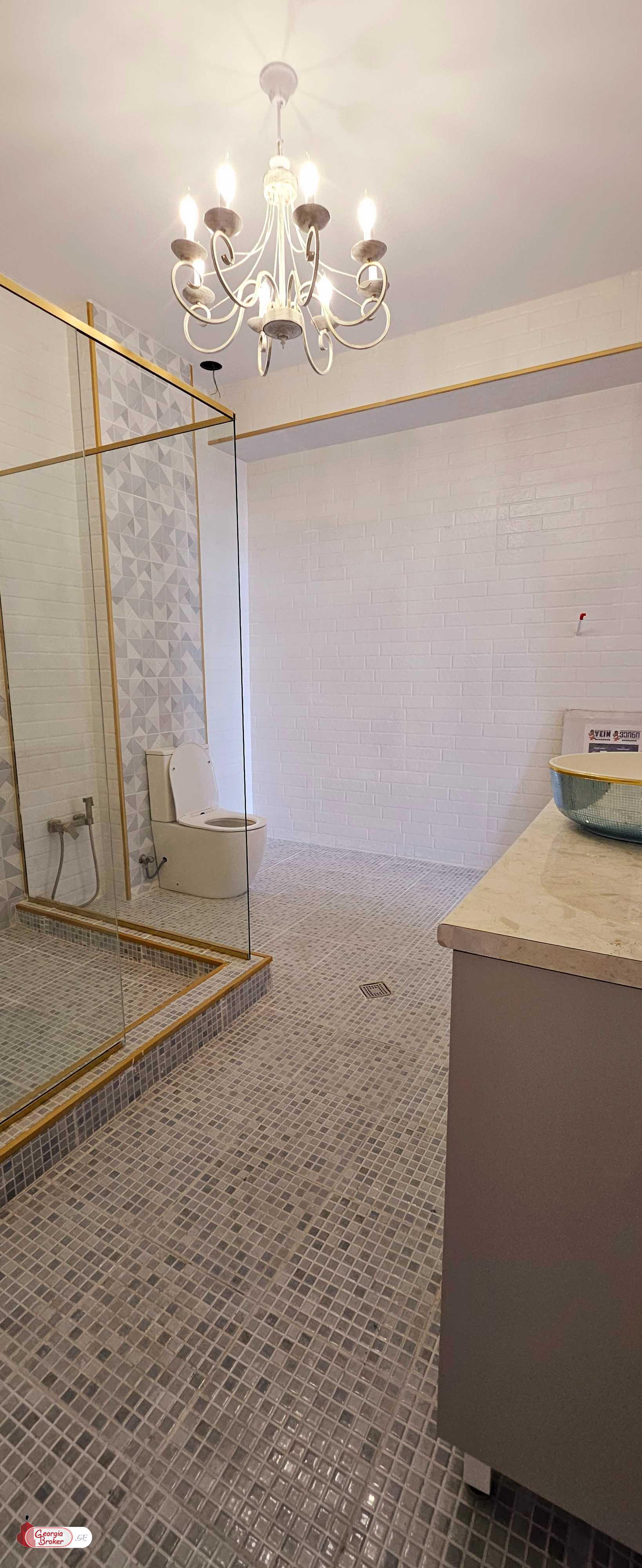 продается квартира с новым ремонтом 4-комнаты