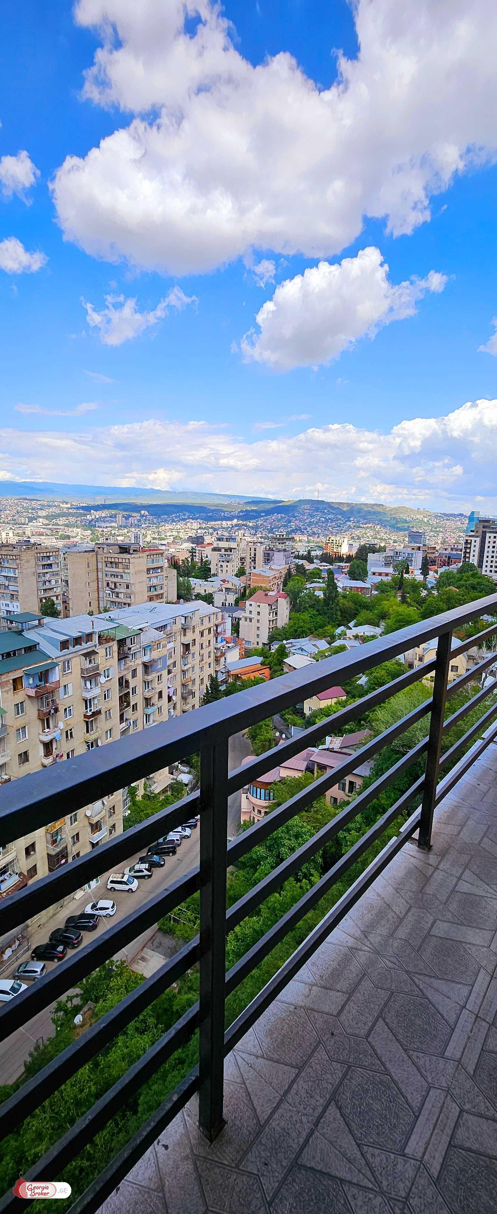 продается квартира с новым ремонтом 4-комнаты