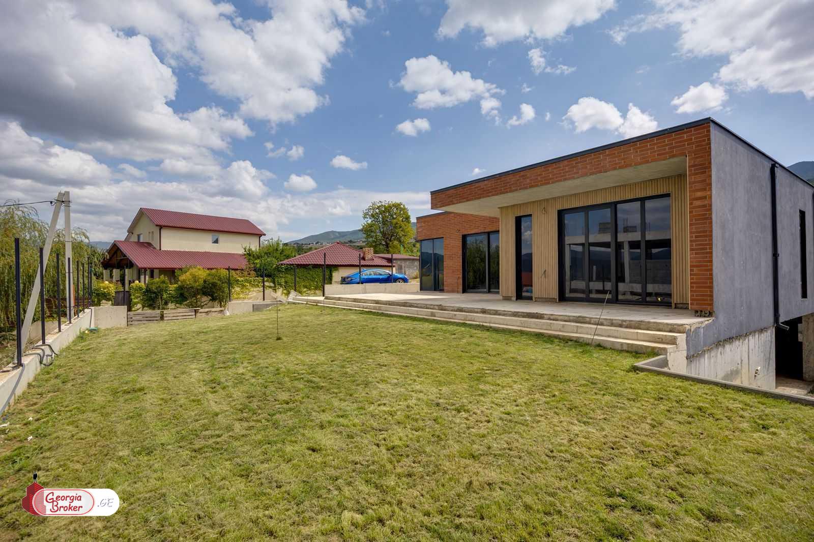 იყიდება ახალი გარემონტებული 5 ოთახიანი სახლი