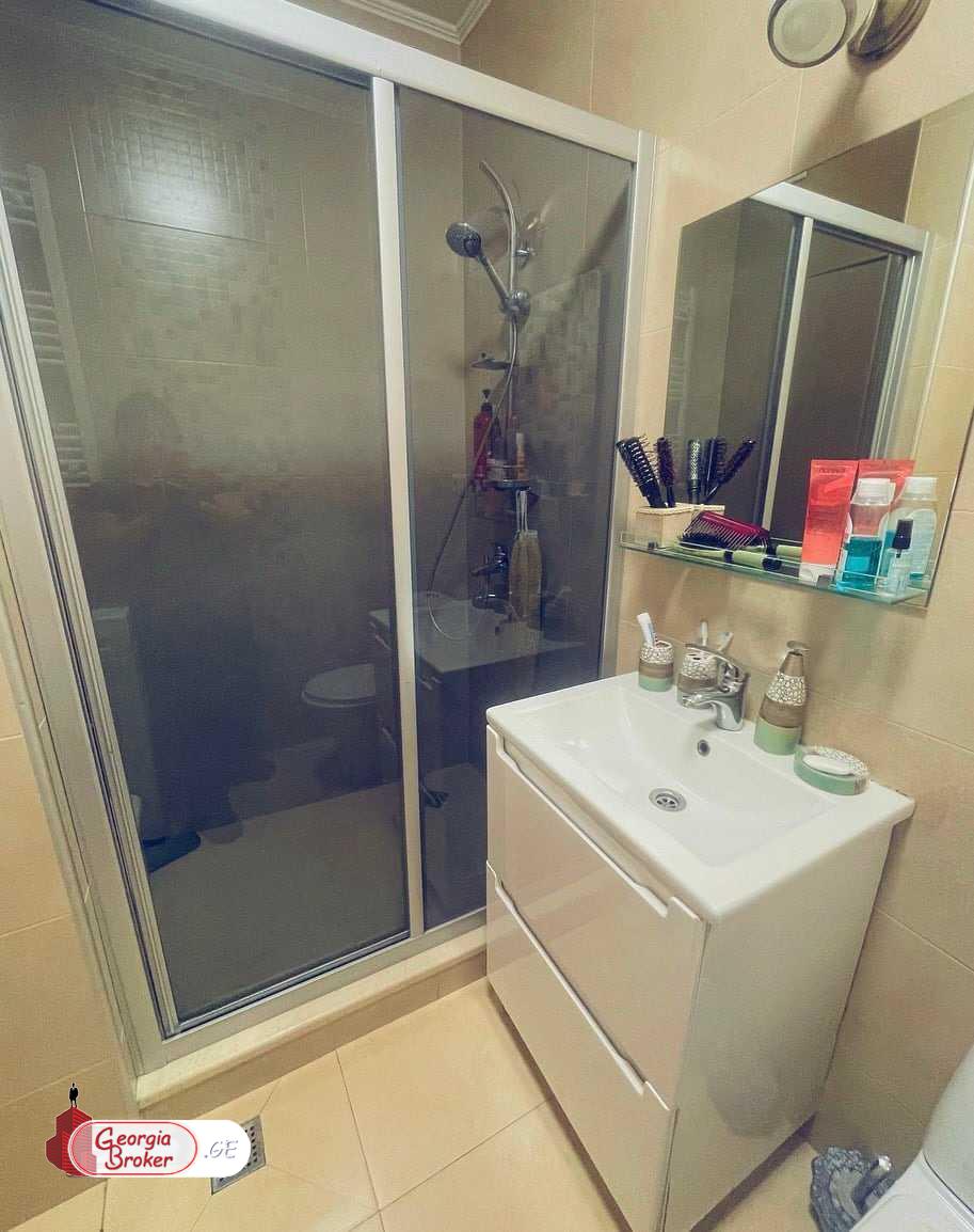 продается квартира с новым ремонтом 3-комнаты