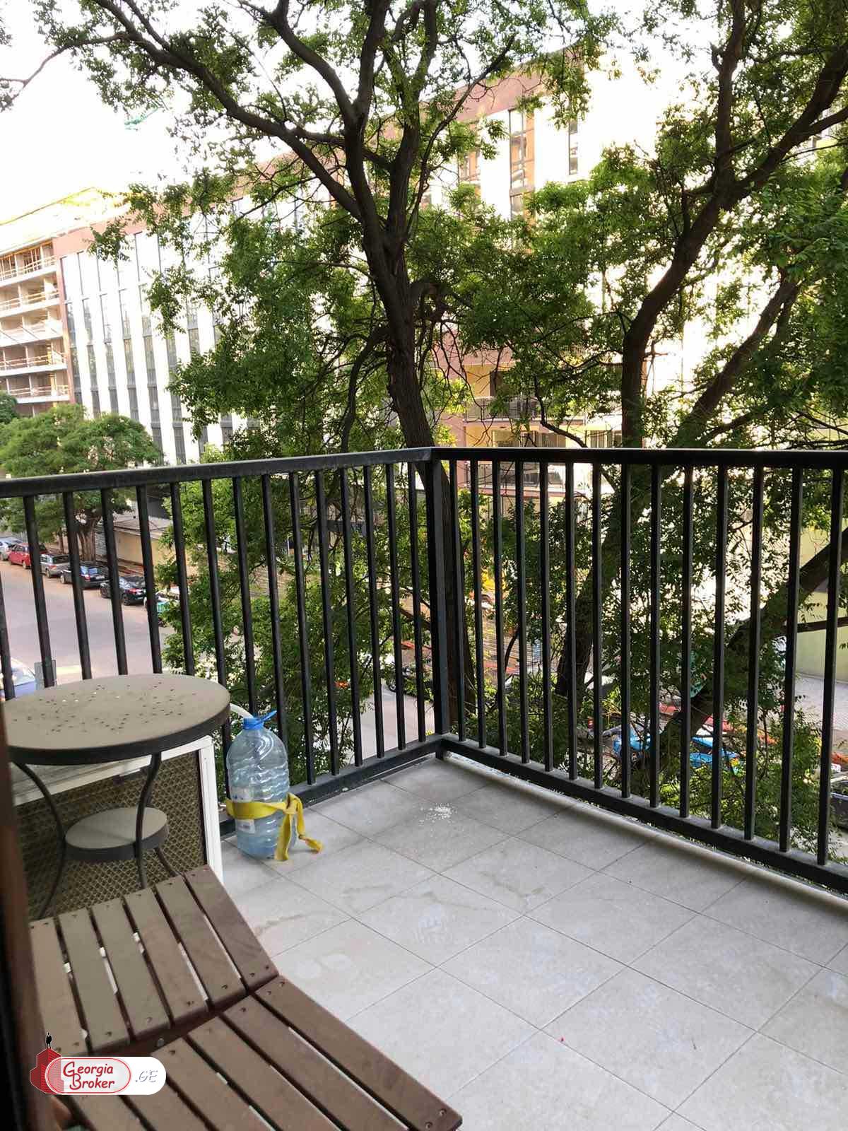 в аренду квартира с новым ремонтом 3-комнаты