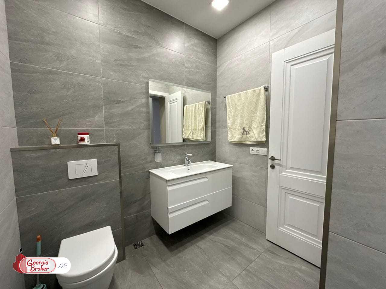 продается квартира с новым ремонтом 3-комнаты