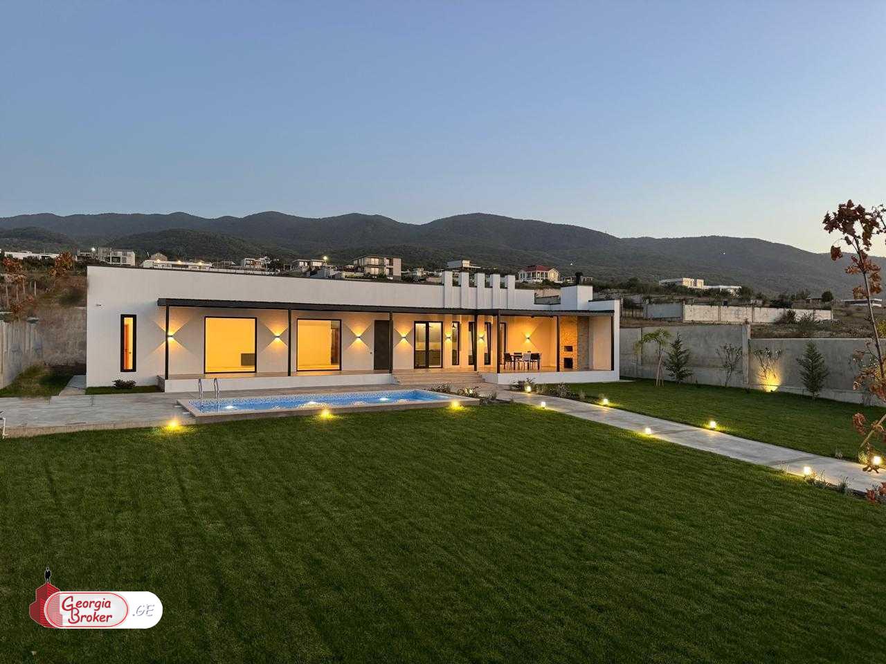 იყიდება ახალი გარემონტებული 8 ოთახიანი სახლი