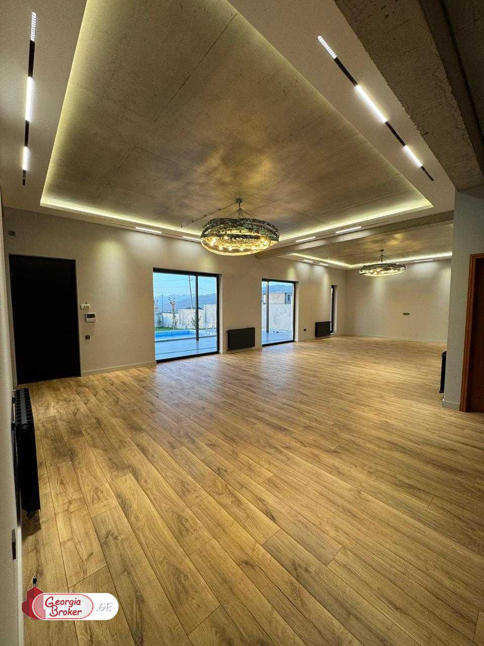 იყიდება ახალი გარემონტებული 8 ოთახიანი სახლი