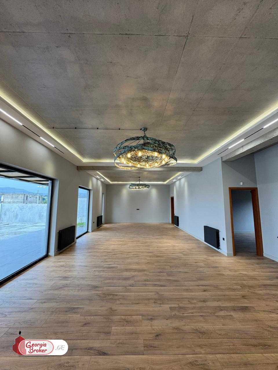 იყიდება ახალი გარემონტებული 8 ოთახიანი სახლი