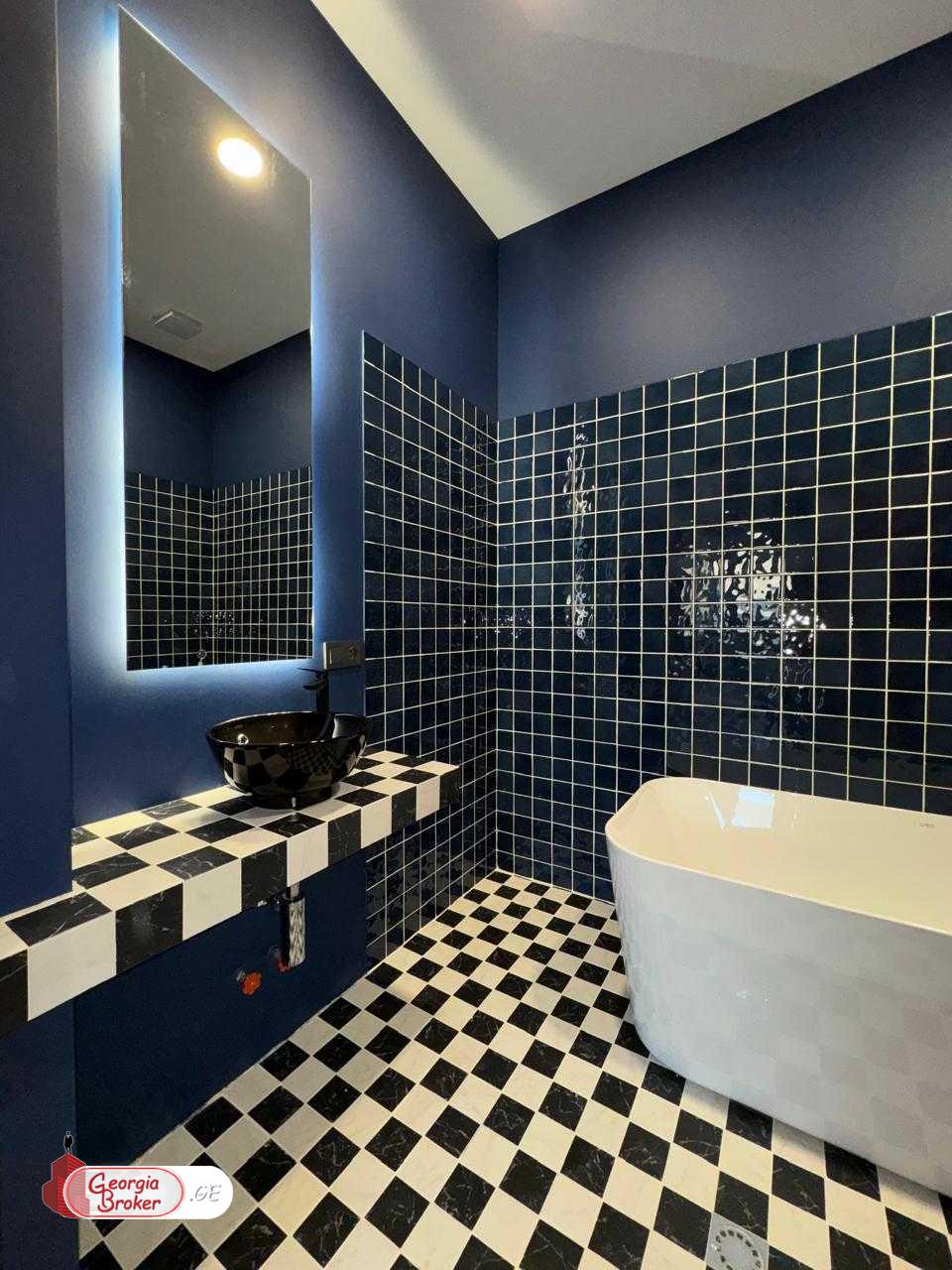 იყიდება ახალი გარემონტებული 8 ოთახიანი სახლი